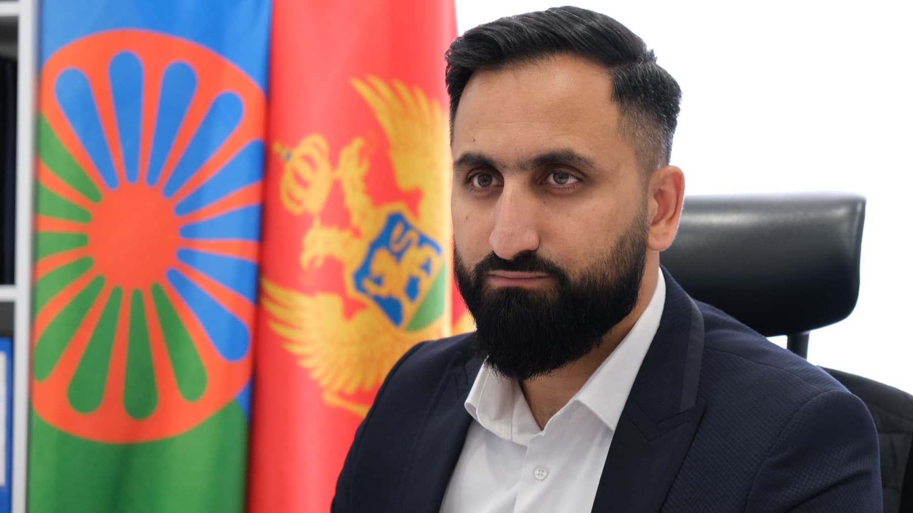 Elvis Beriša, izvršni direktor, ispred romske i crnogorske zastave